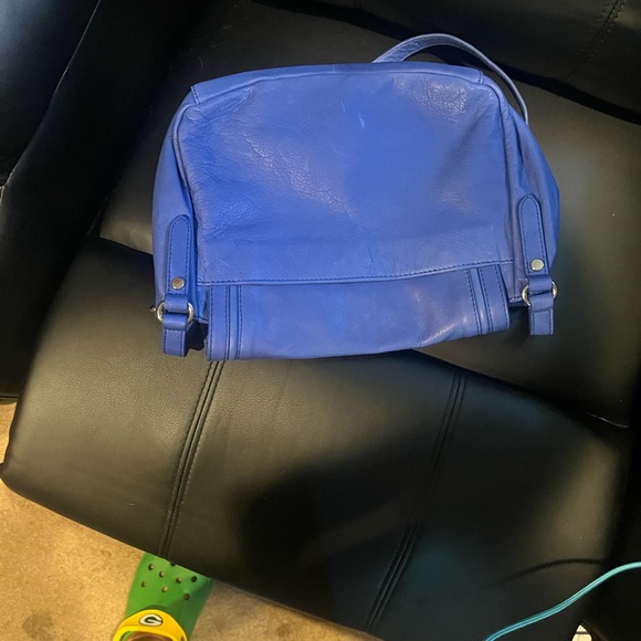 Vibrant Blue Shoulder Bag with Structured Design and Metallic Accents - Picture 7 of 11